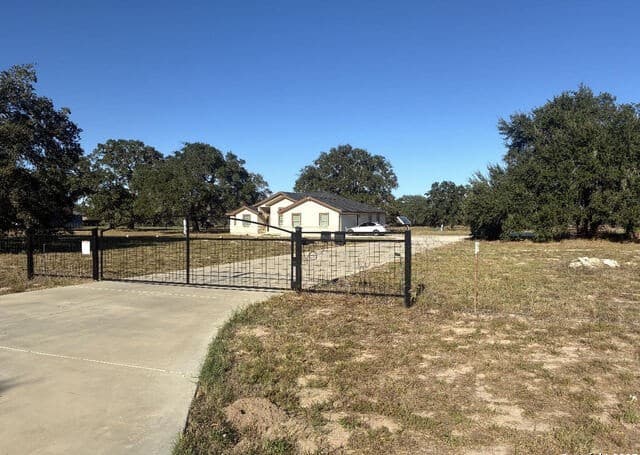 3-bedroom home for sale at 3992 Fm 1784 in Pleasanton TX