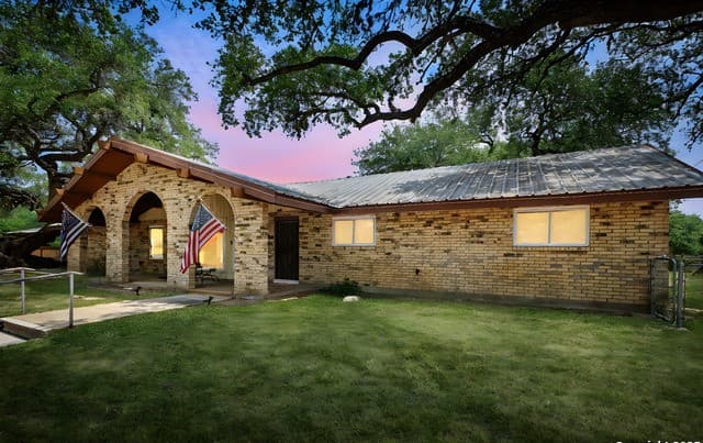 3-bedroom home for sale at 102 Southgate in Pleasanton TX