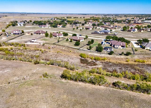 3-bedroom home for sale at 16026 Lake Shore Dr in Lytle TX