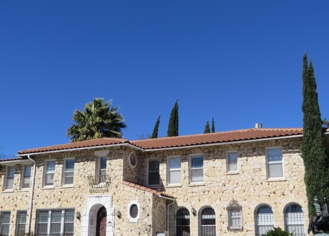 1-bedroom rental at 403 W Elsmere Pl Unit 4 in San Antonio TX