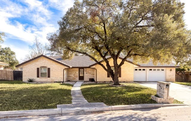 4-bedroom home for sale at 614 Moorside in Windcrest TX