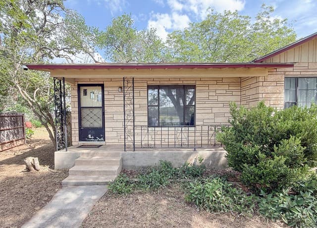 3-bedroom home for sale at 15430 S Main in Lytle TX