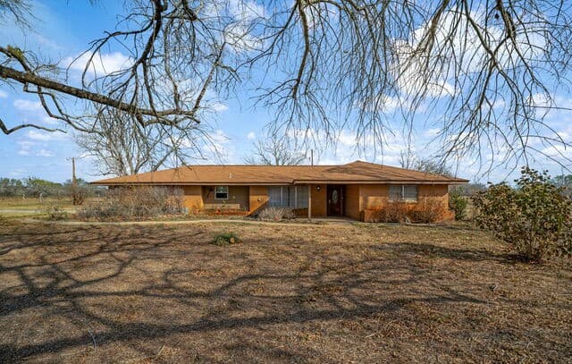 3-bedroom home for sale at 7414 Us Highway 281 in Pleasanton TX