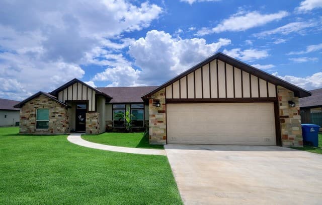 3-bedroom home for sale at 1729 Vista View in Pleasanton TX