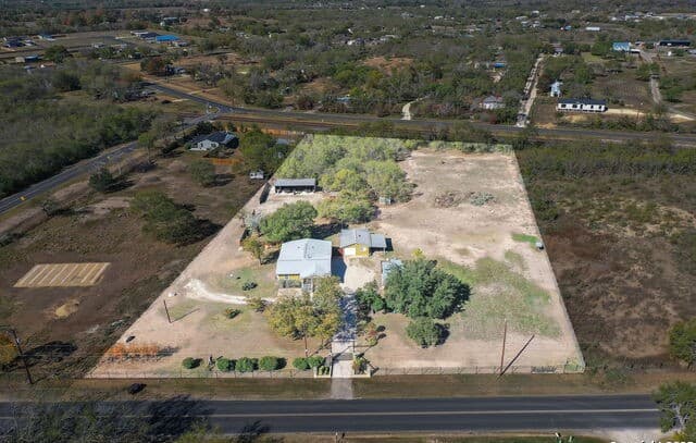 5-bedroom home for sale at 16851 Griffin Rd #2 in Atascosa TX
