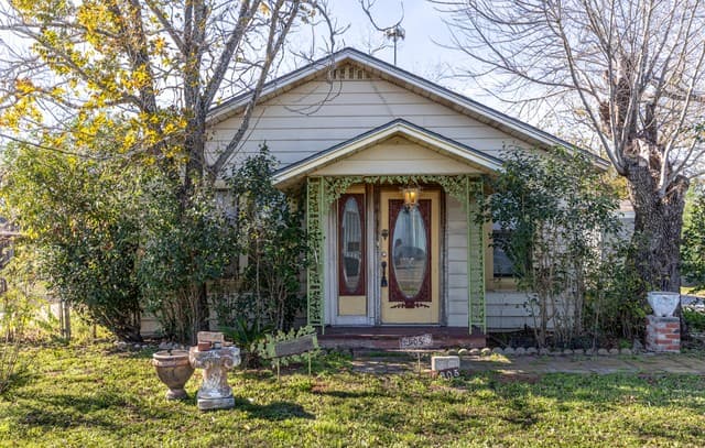 2-bedroom rental at 905 4th in Floresville TX