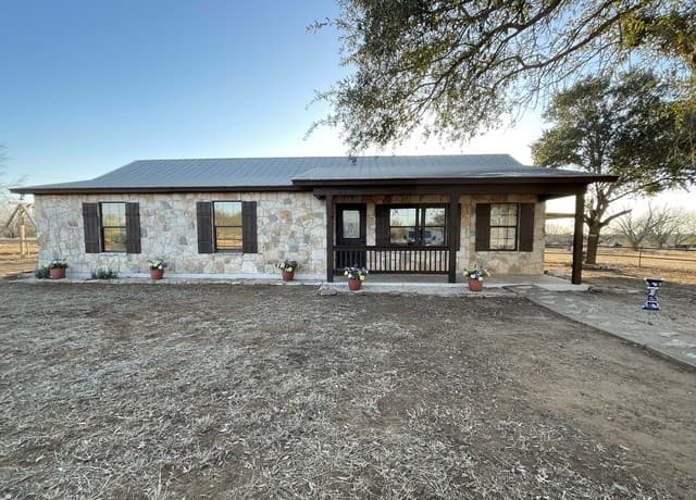 4-bedroom home for sale at 5431 State Highway 173 in Devine TX