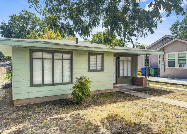 2-bedroom rental at 2016 W Olmos Dr in San Antonio TX