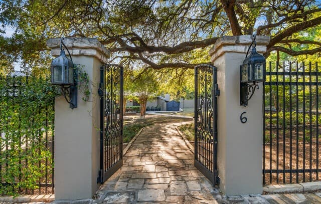 6-bedroom home for sale at 6 Lazy Lane in San Antonio TX