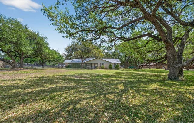 3-bedroom home for sale at 100 Crestline in Pleasanton TX