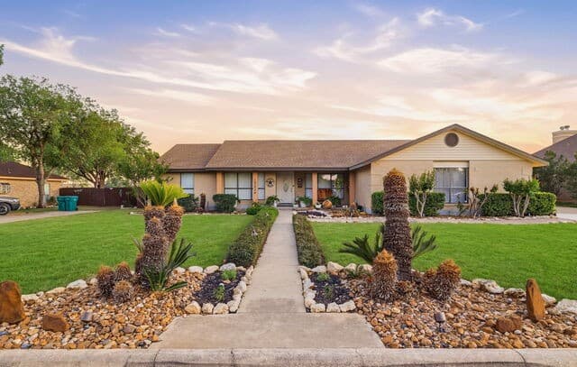 3-bedroom home for sale at 15224 Park Place Dr in Lytle TX