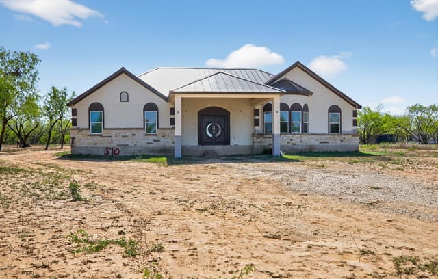 4-bedroom home for sale at 510 High Mdw in Lytle TX