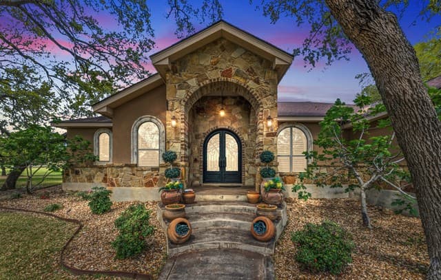 3-bedroom home for sale at 128 Bucks in La Vernia TX