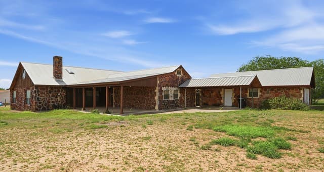3-bedroom home for sale at 1001 Horton Ln in Poteet TX