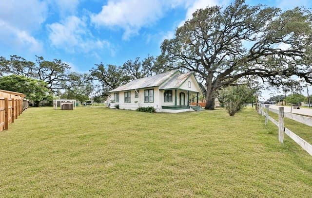 3-bedroom home for sale at 804 Commerce St in Pleasanton TX