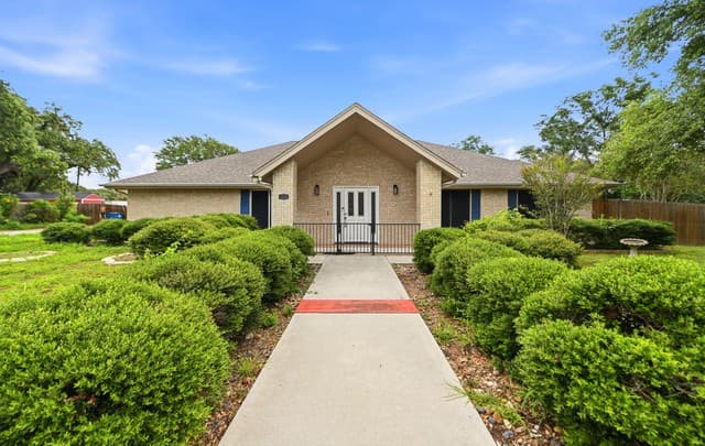 3-bedroom home for sale at 1320 Continental Dr in Pleasanton TX