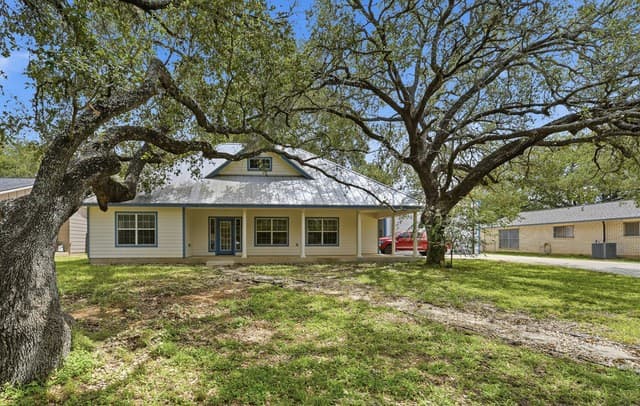 3-bedroom home for sale at 325 Sollock in Devine TX